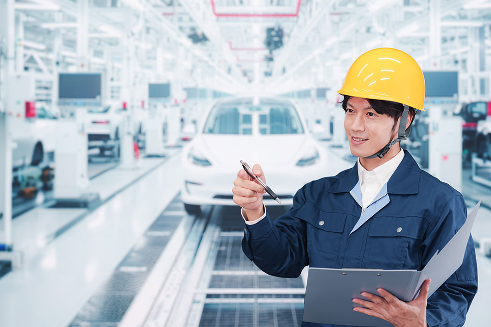 ジョブサポ.comで求人しているクリーンな自動車製造工場で働く男性のイメージ写真