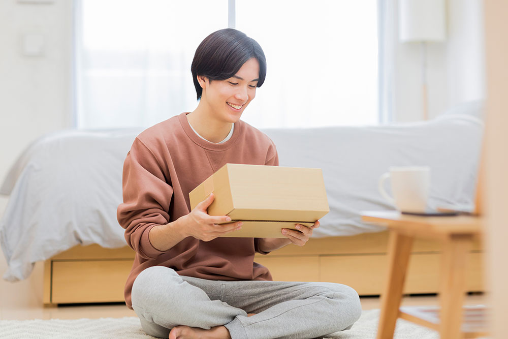 ジョブサポ.comで住み込み求人に応募して即入寮した男性のイメージ写真