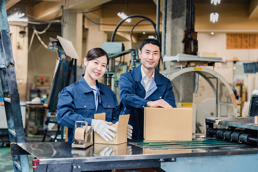 ジョブサポ.comの工場求人で家族寮に入ったカップルのイメージ写真